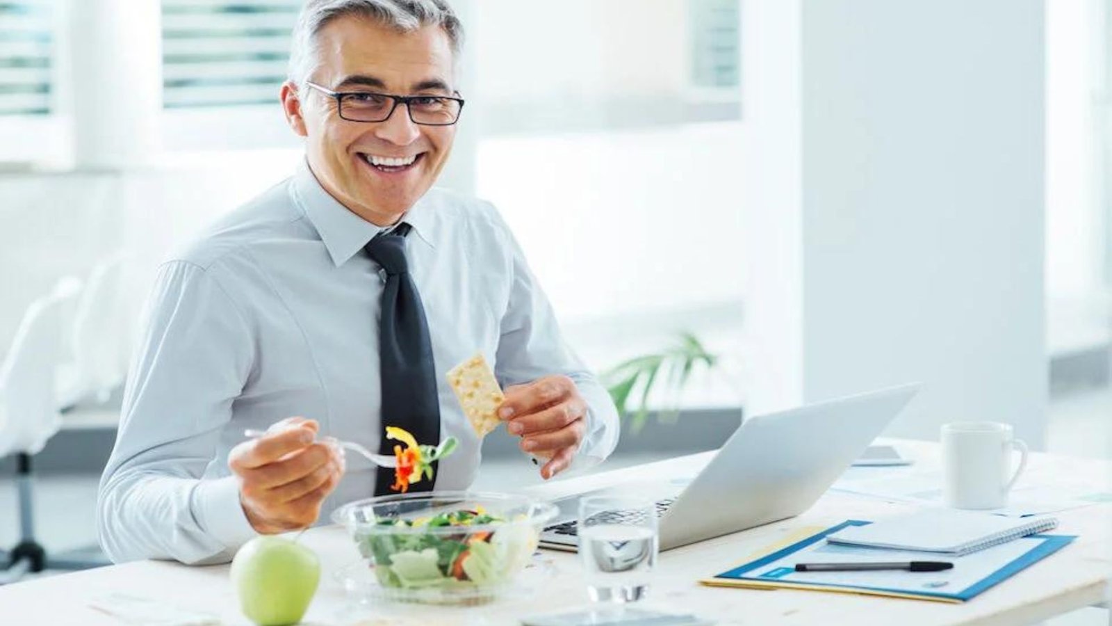 How to Incorporate Healthy Dining Practices at Work